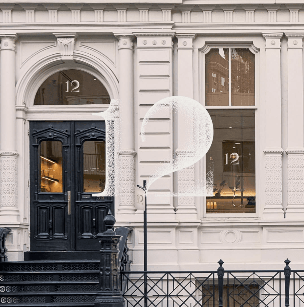 La fachada blanca de 12 Matcha en Bond Street, con puertas negras y un gran número 12 sobre la imagen.